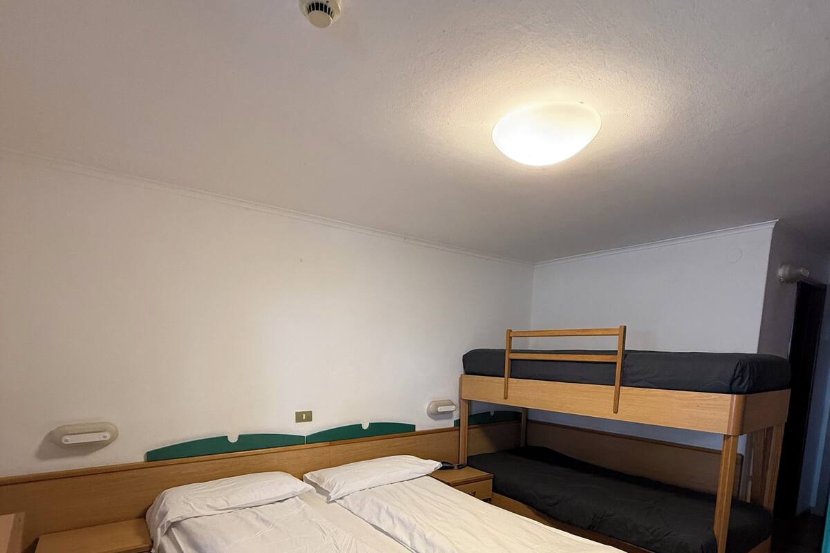 Quadruple Room | In-room safe, desk, free WiFi, bed sheets