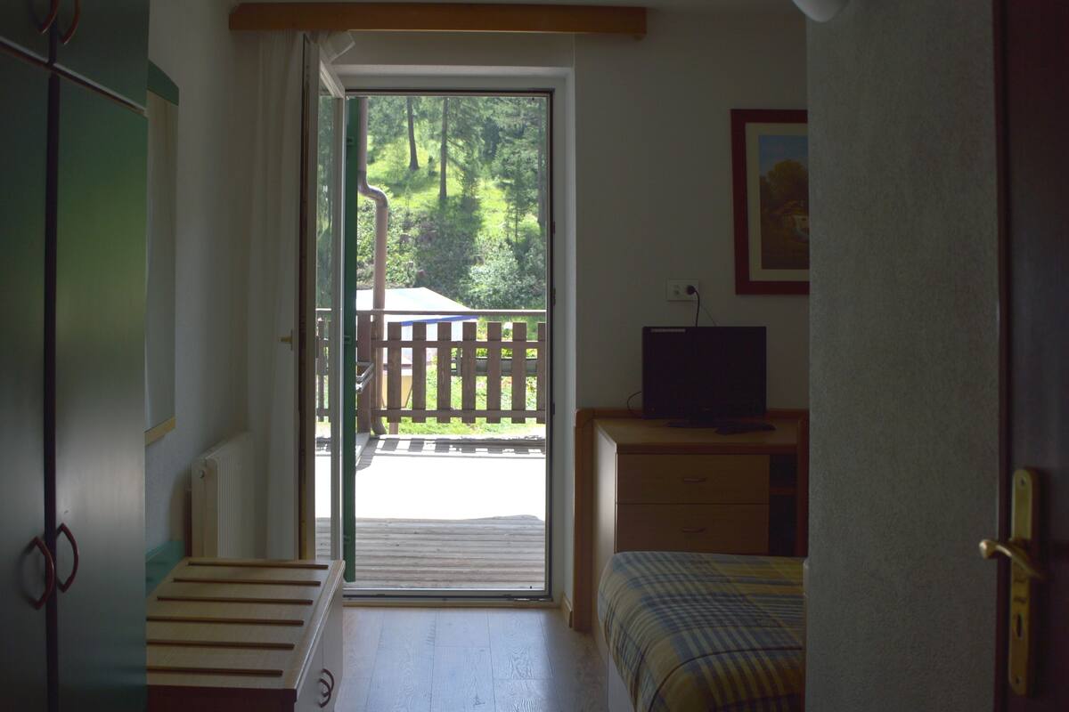 single room | 1 bedroom, in-room safe, desk, free wifi