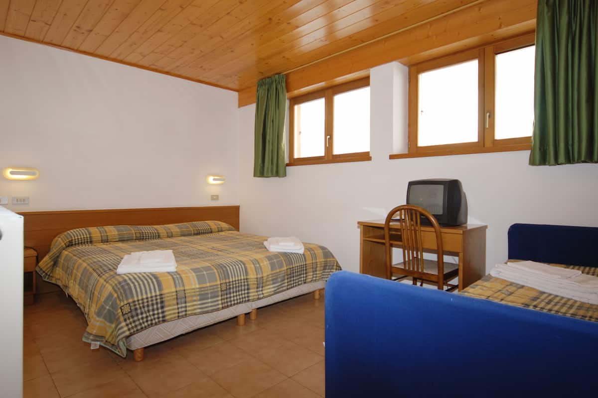 triple room | 1 bedroom, in-room safe, desk, free wifi