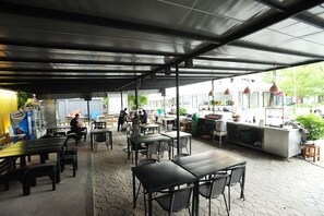 屋外ダイニングエリア