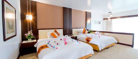 Minibar, caja de seguridad en la habitación y escritorio