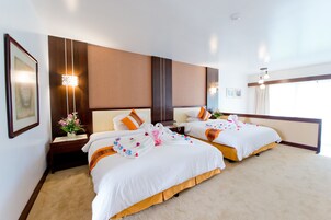 Deluxe Room | Minibar, in-room safe, desk, laptop workspace