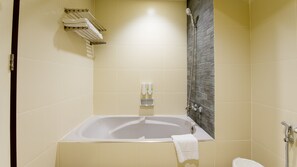 Deluxe kamer | Badkamer | Een douche, gratis toiletartikelen, een haardroger, pantoffels
