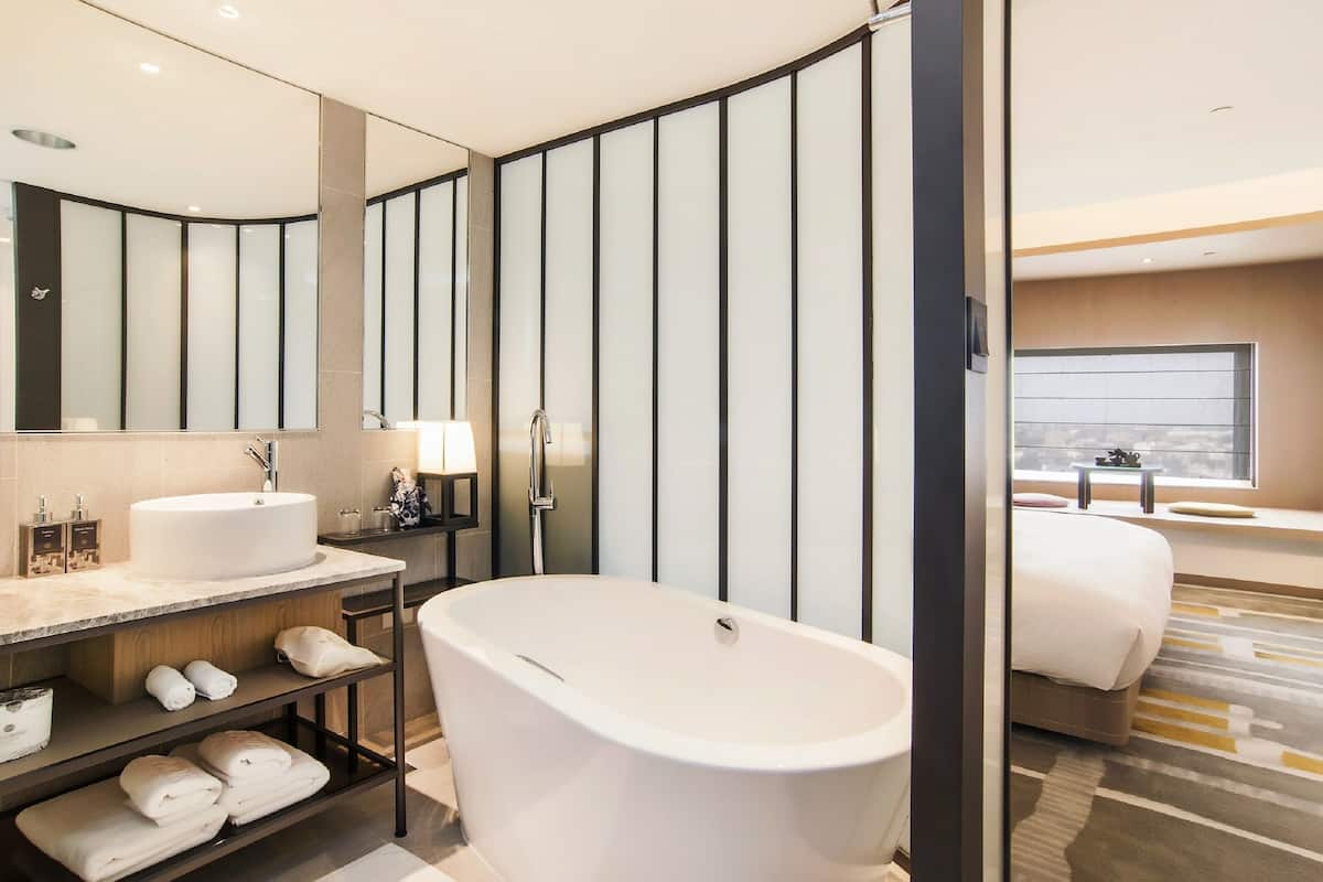 deluxe twin room | bathroom | free toiletries, hair dryer, bathrobes, slippers