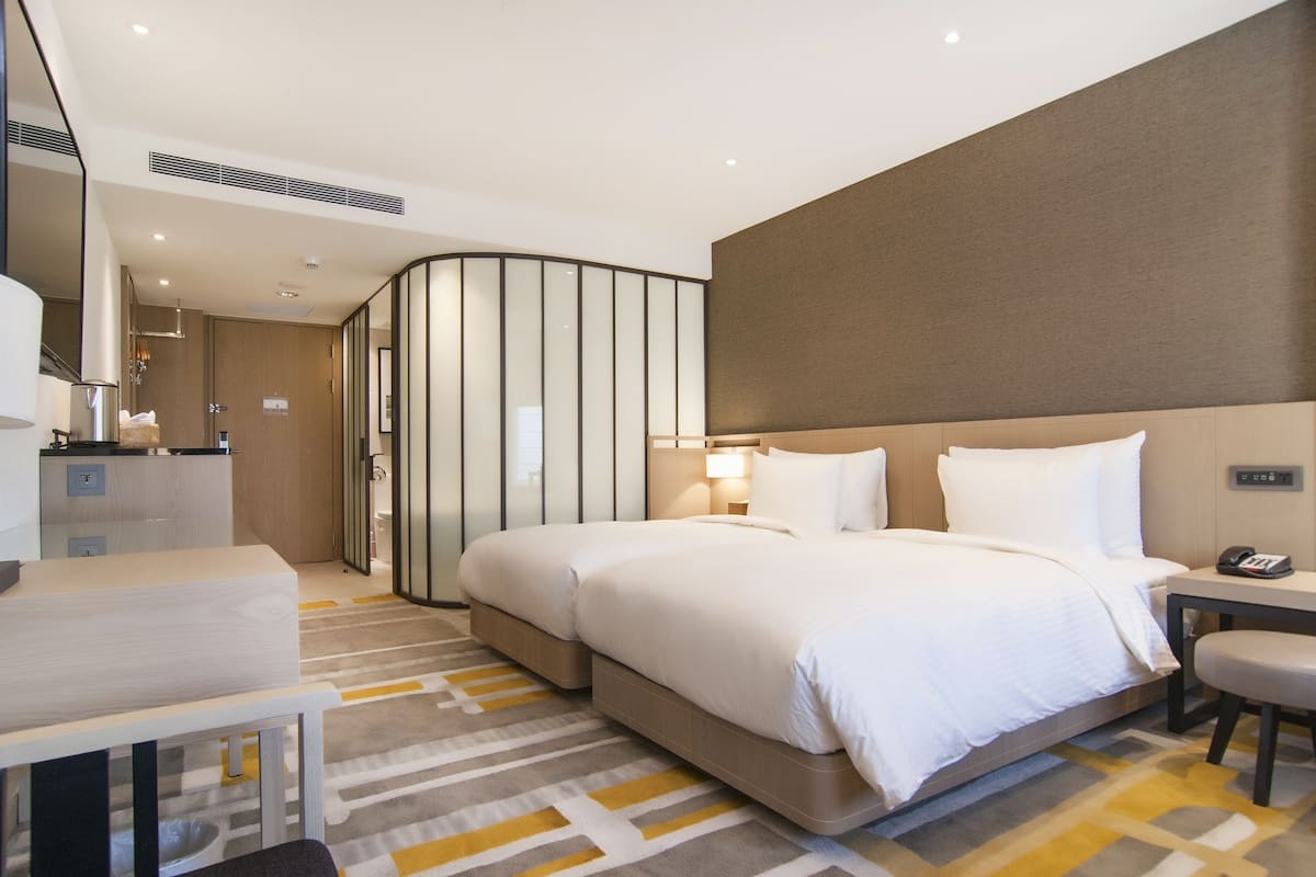 deluxe twin room | minibar, in-room safe, desk, blackout curtains