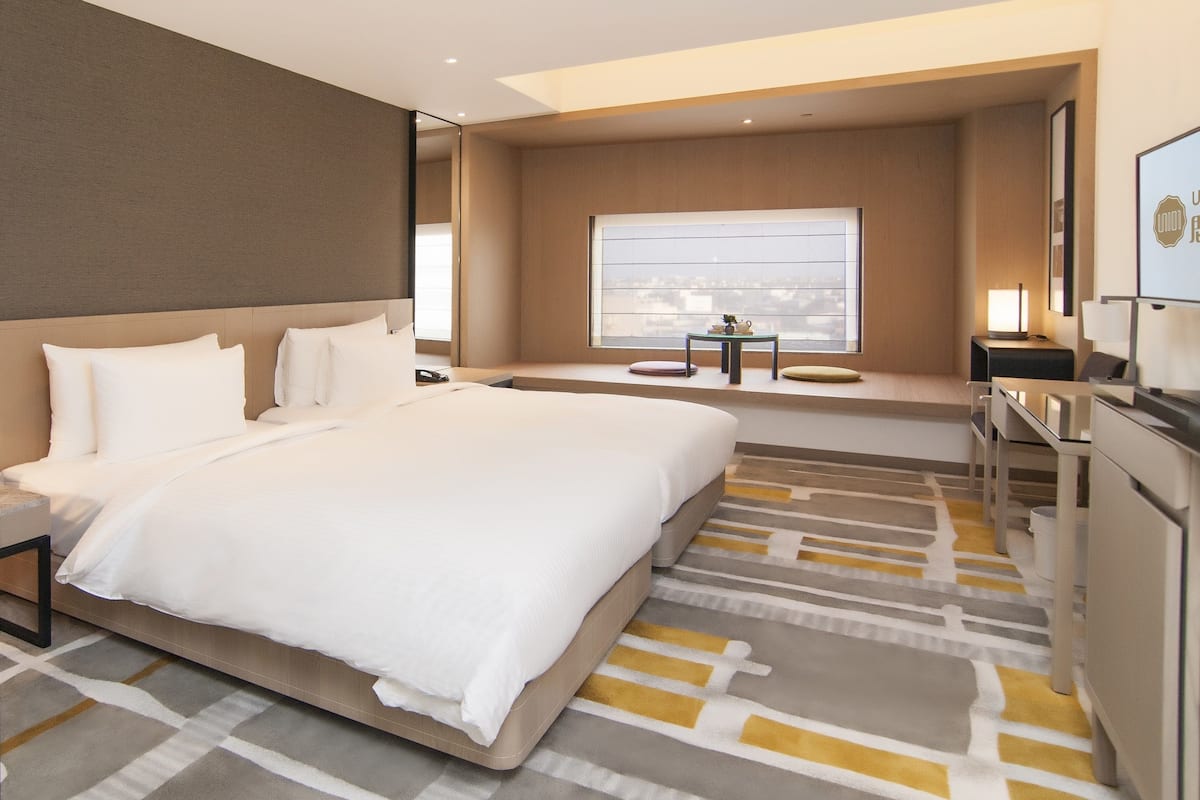 deluxe twin room | minibar, in-room safe, desk, blackout curtains