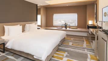 Deluxe Twin Room | Minibar, in-room safe, desk, blackout curtains