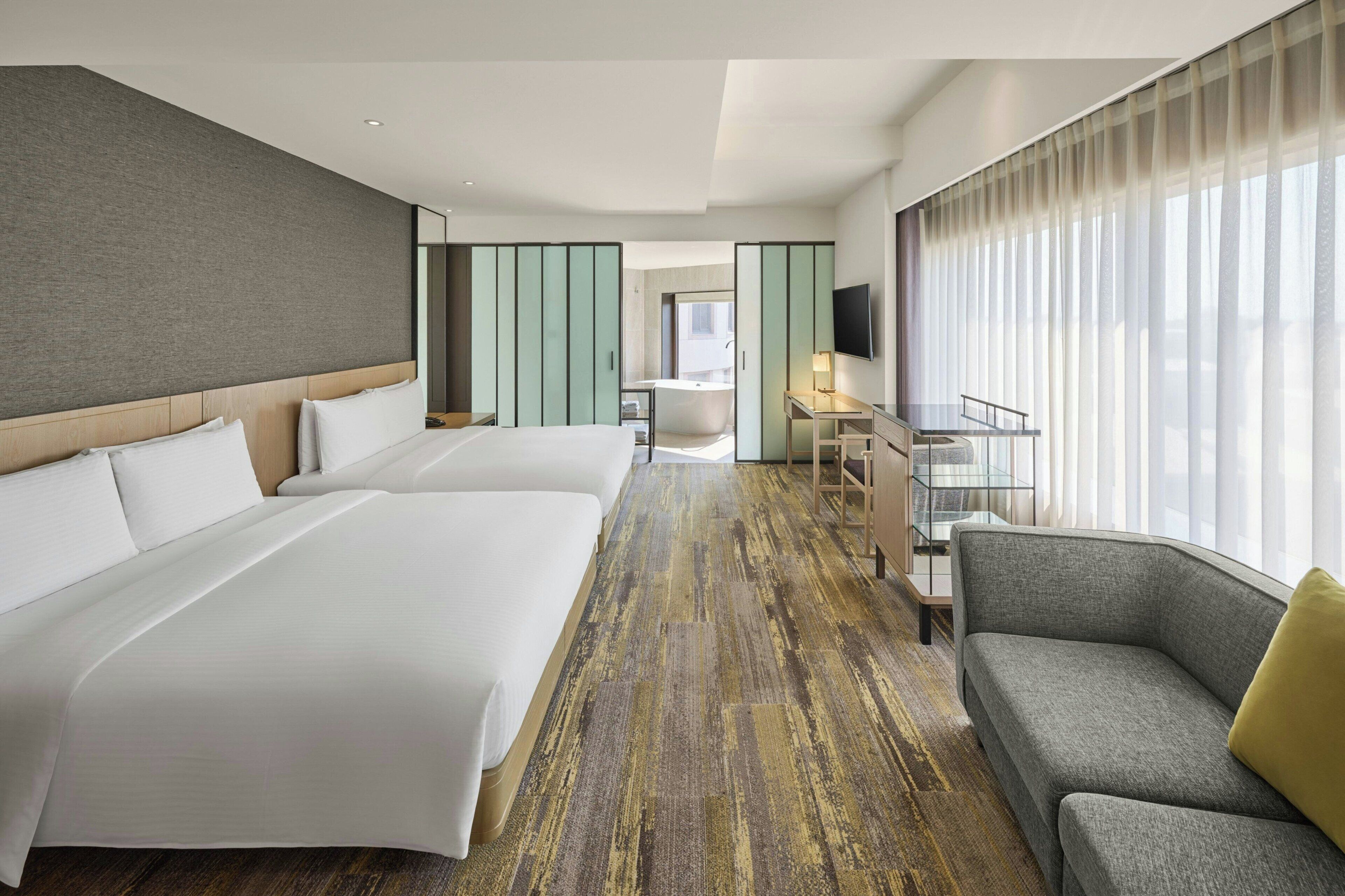 Premier kamer, 2 queensize bedden, uitzicht op de stad | Een minibar, een kluis op de kamer, een bureau, verduisterende gordijnen