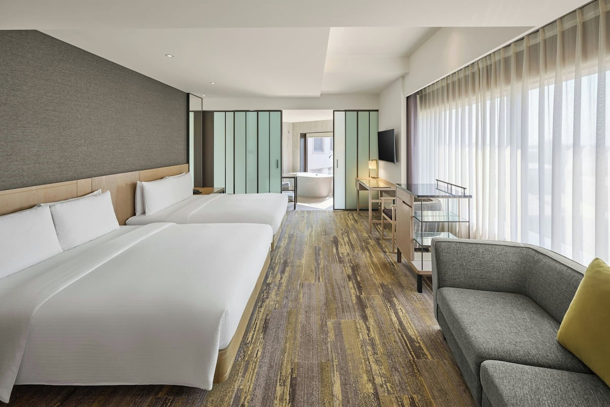 Premier kamer, 2 queensize bedden, uitzicht op de stad | Een minibar, een kluis op de kamer, een bureau, verduisterende gordijnen