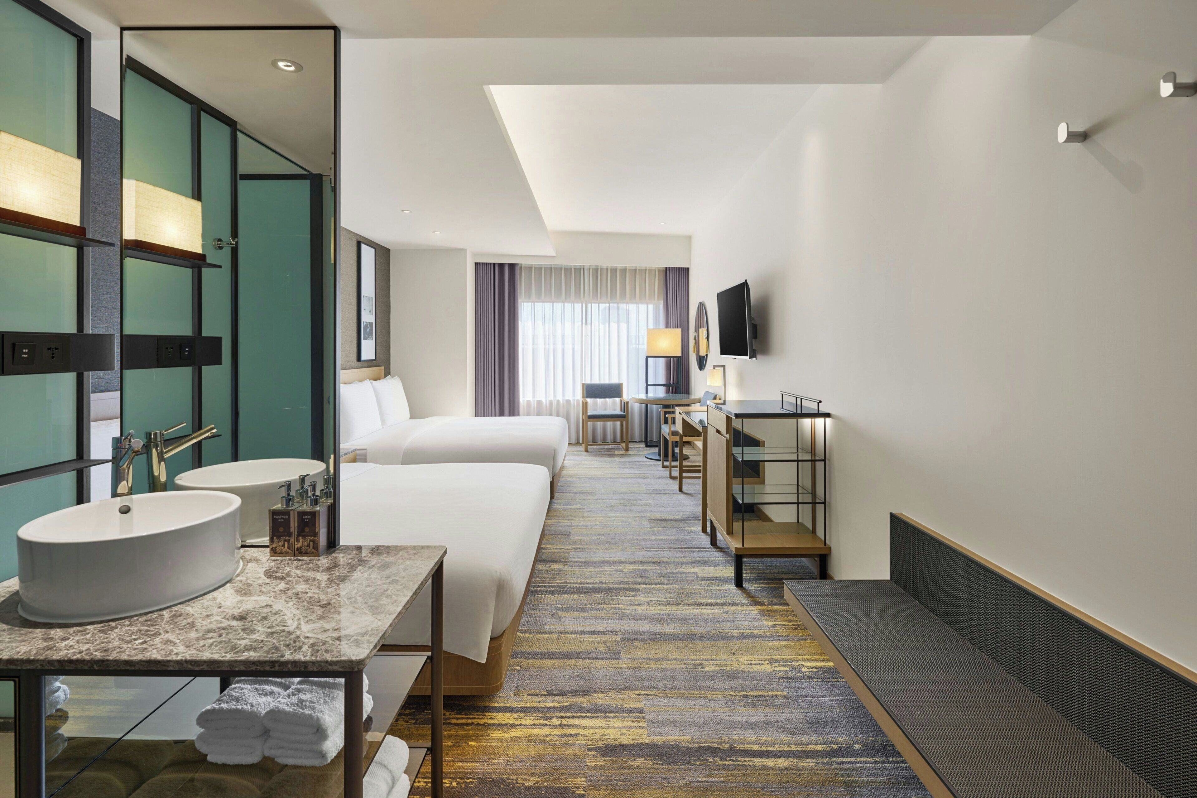 Premier kamer, Meerdere bedden, uitzicht op de stad | Een minibar, een kluis op de kamer, een bureau, verduisterende gordijnen