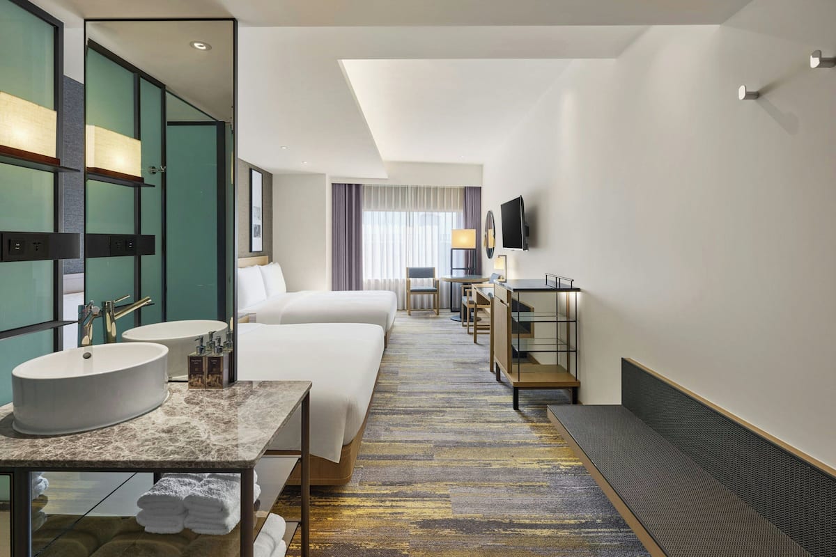 Premier kamer, Meerdere bedden, uitzicht op de stad | Een minibar, een kluis op de kamer, een bureau, verduisterende gordijnen