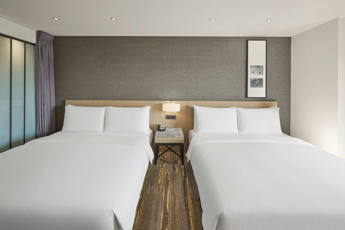 Chambre « Premier », plusieurs lits, vue ville