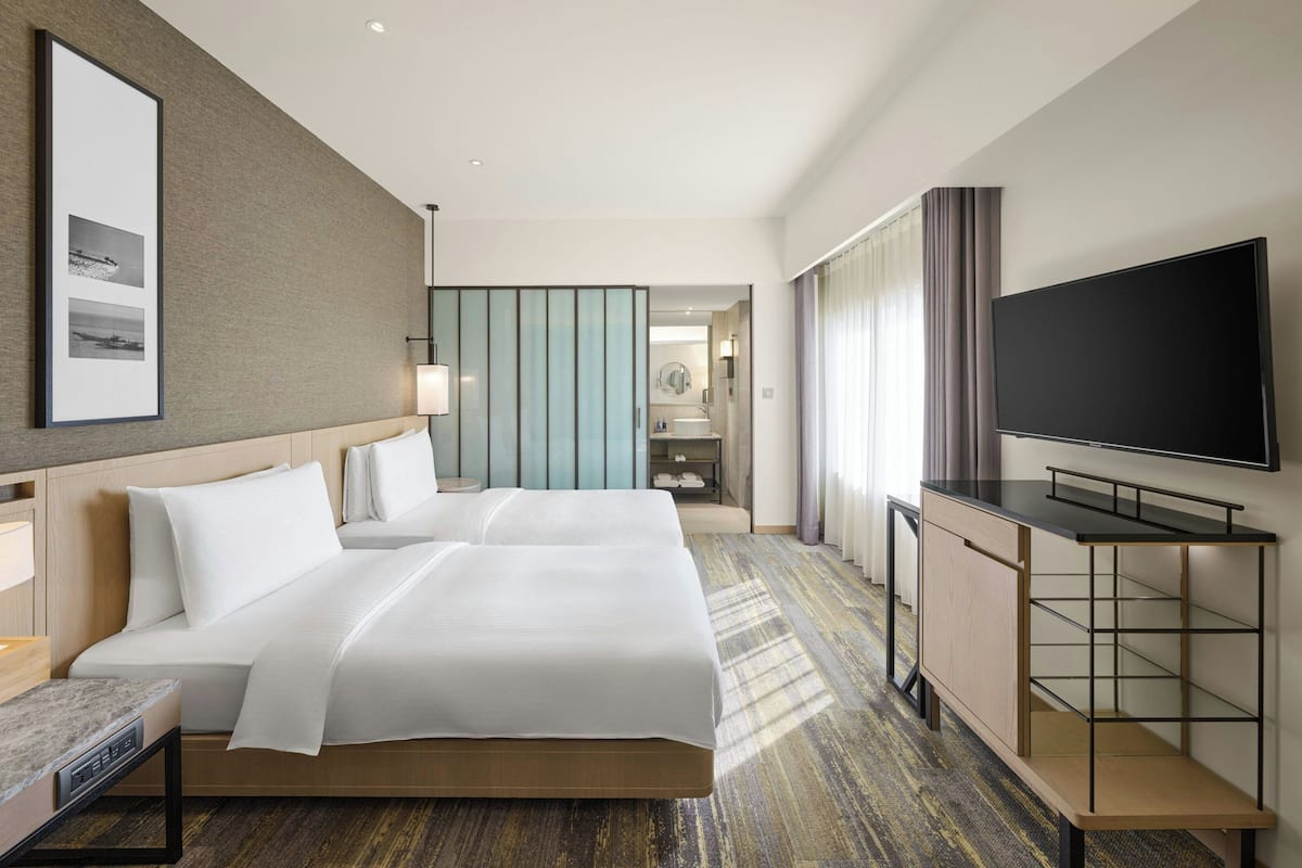 Kamar Deluks, 2 Tempat Tidur Twin, pemandangan kota | Minibar, brankas, meja kerja, dan tirai kedap cahaya