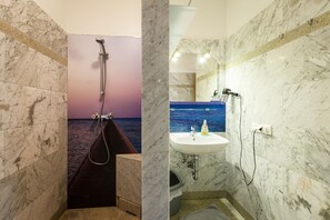 Hair dryer, slippers, towels, shampoo - Appartmenthaus Freiler (Morbisch am See)
