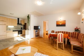 Comfort Apartment, 2 Bedrooms, Non Smoking, Kitchen | Bathroom | Hair dryer, slippers, towels, shampoo - Appartmenthaus Freiler (Morbisch am See)