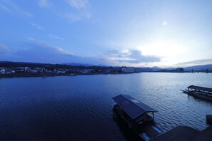 A waterfront view with a dock and a building with a flat roof. - Shokyoto No Yu Mikuma Hotel (Hita)