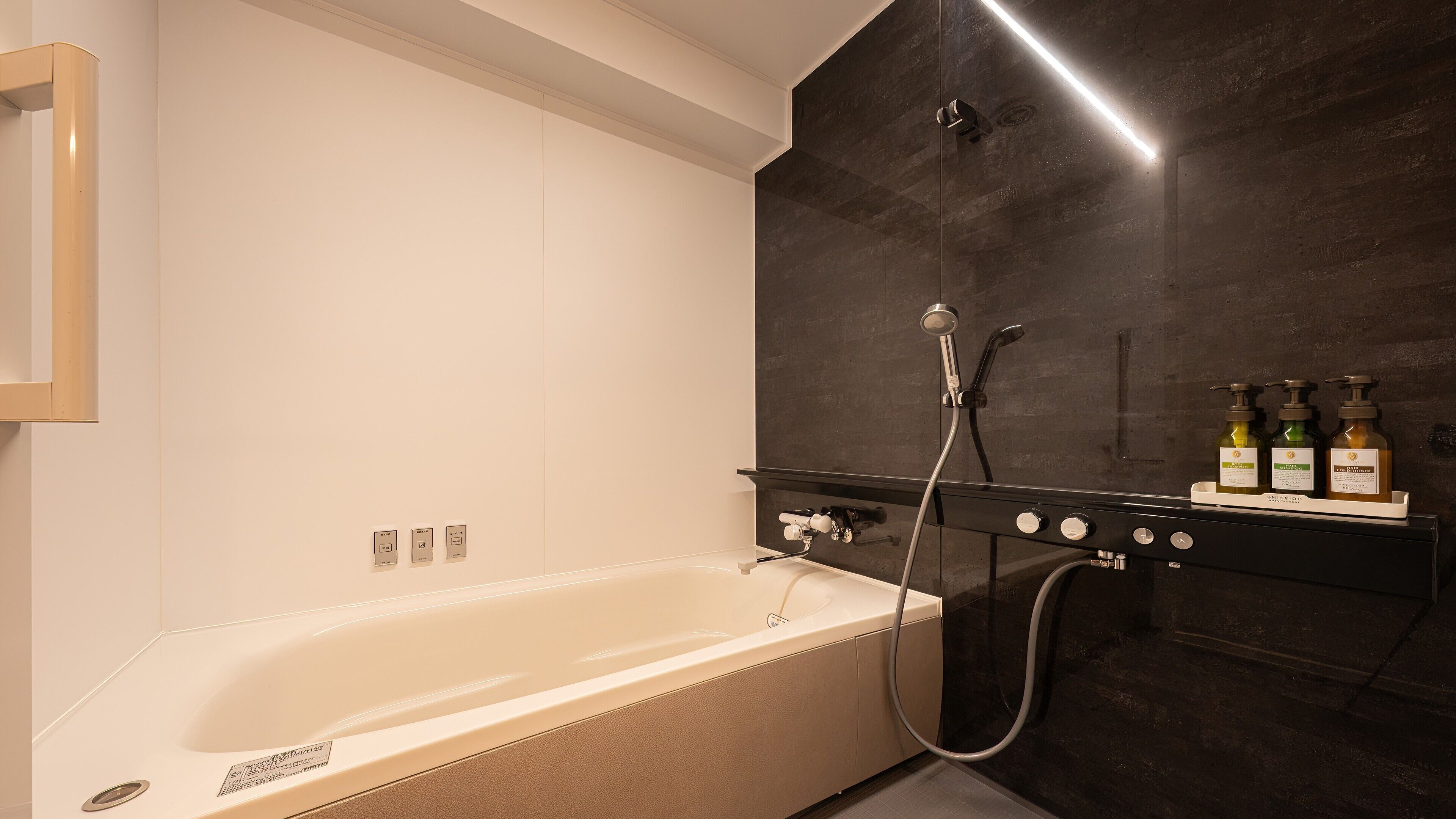 Kamar Twin (Special Room) | Kamar mandi | Kombinasi shower/bathtub, bathtub besar,  dan perlengkapan mandi gratis