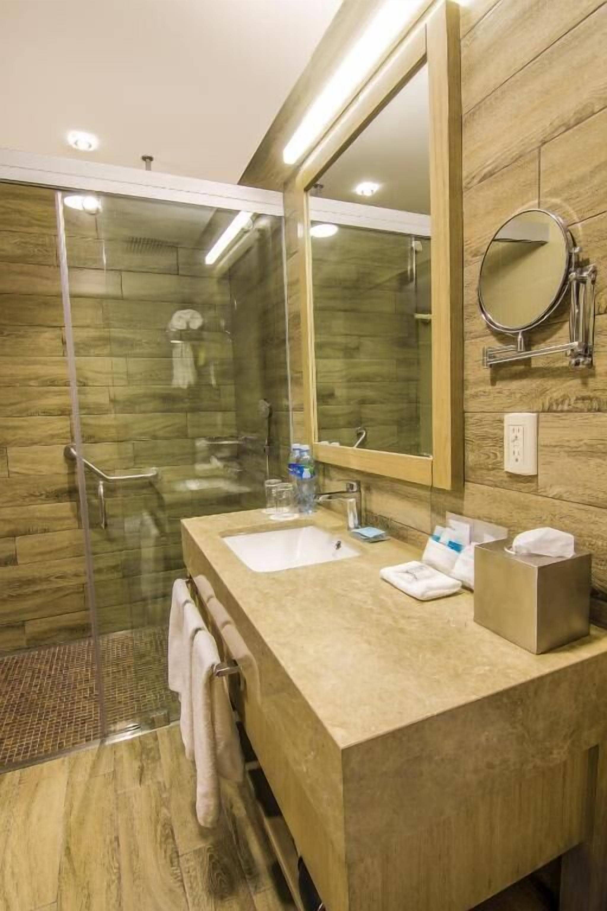 room, 1 king bed, non smoking | bathroom | shower, rainfall showerhead, free toiletries, towels
