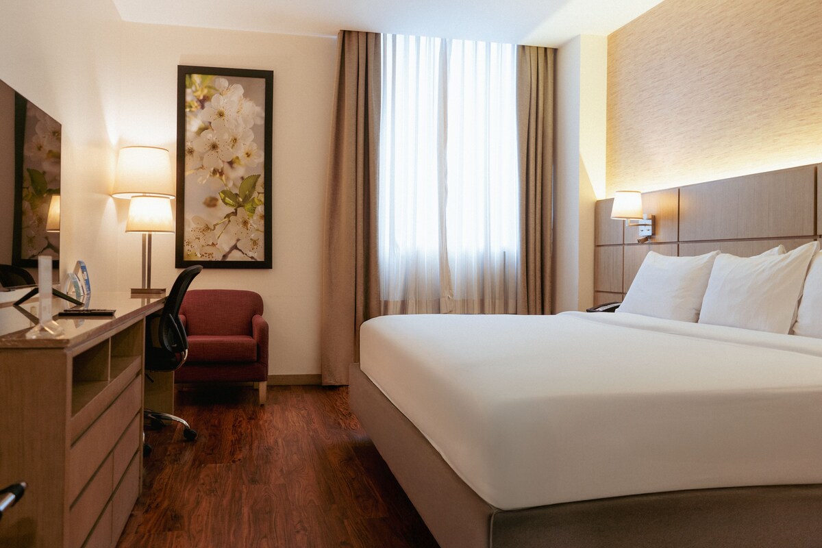 Premium bedding, down comforters, minibar, in-room safe