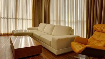 Una sala de estar moderna con un sofá color beige, una mesa de centro de madera y un sillón amarillo.