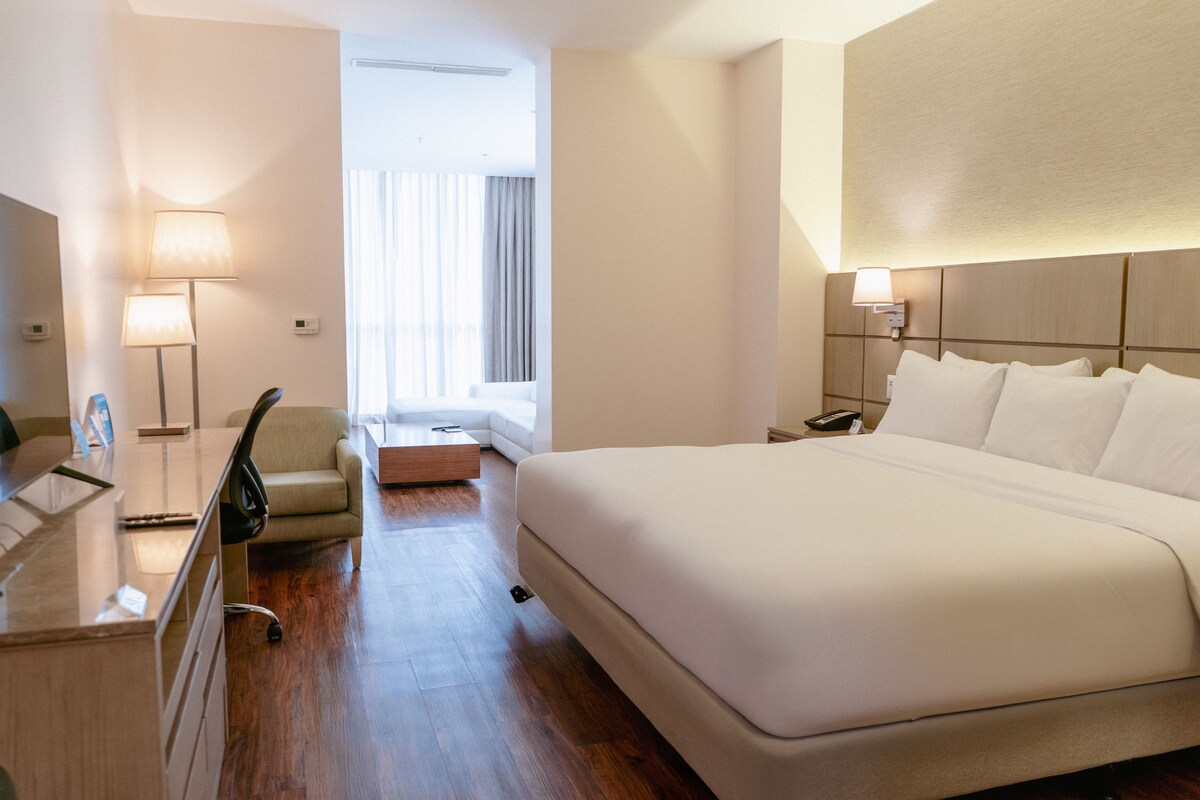 Studio Suite, 1 King Bed, Non Smoking | Premium bedding, down comforters, minibar, in-room safe