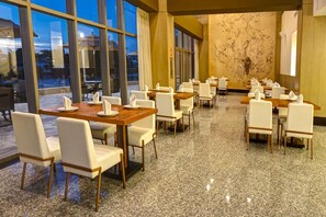 Petit déjeuner et déjeuner servis sur place, spécialités Cuisine locale