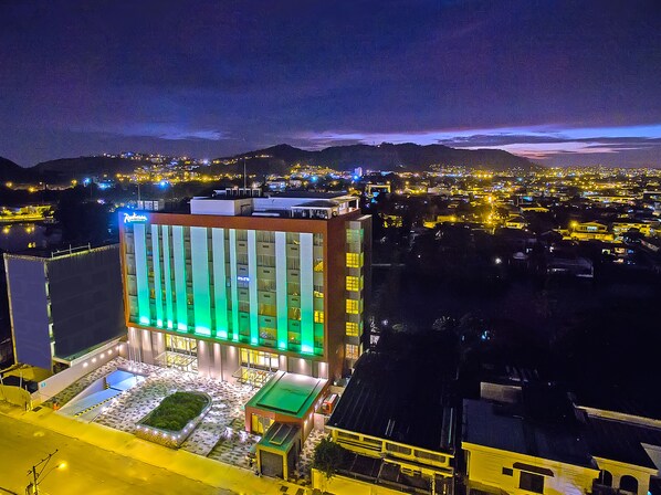 Front of property - evening/night - Radisson Hotel Guayaquil (Guayaquil)