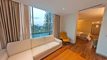 Suite estudio, 1 cama King size, para no fumadores | Área de sala de estar | Televisión LED