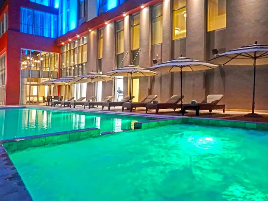 Alberca al aire libre y camastros