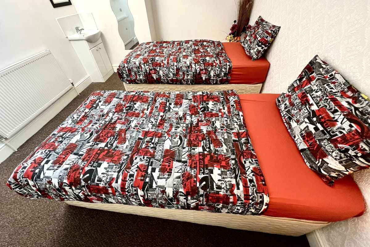 Twin Room, Private Bathroom (With Shower) | 1 bedroom
