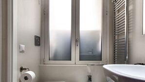 Un baño moderno con inodoro, bidé y lavamanos.