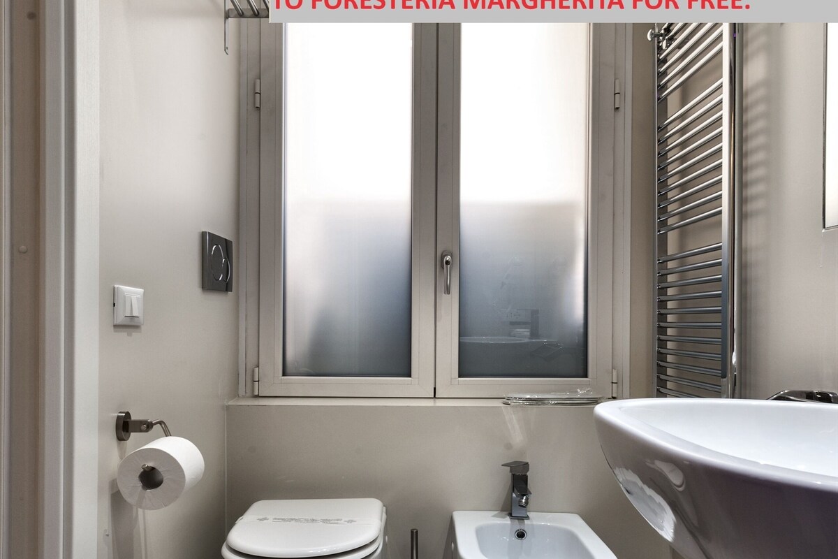 Un baño moderno con inodoro, bidé y lavamanos.