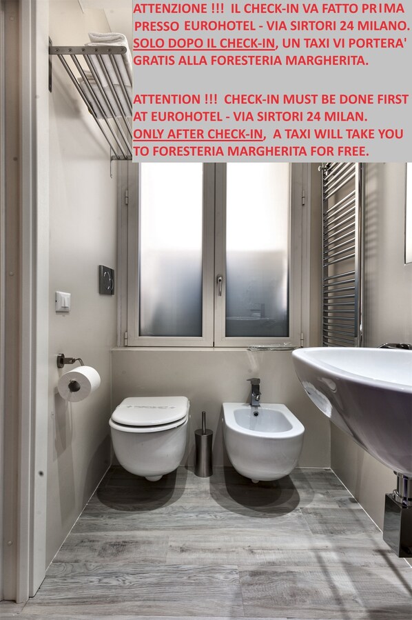 Douche, articles de toilette (gratuits), séchoir à cheveux, bidet