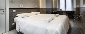 Double or Twin Room | Peti besi dalam bilik, meja, ruang kerja komputer riba, kalis bunyi 