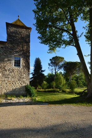 المنطقة المحيطة بالمنشأة