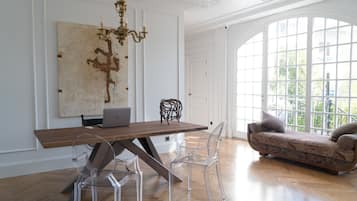 Concierge desk