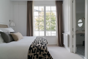 Artículos del minibar gratis y caja de seguridad en la habitación