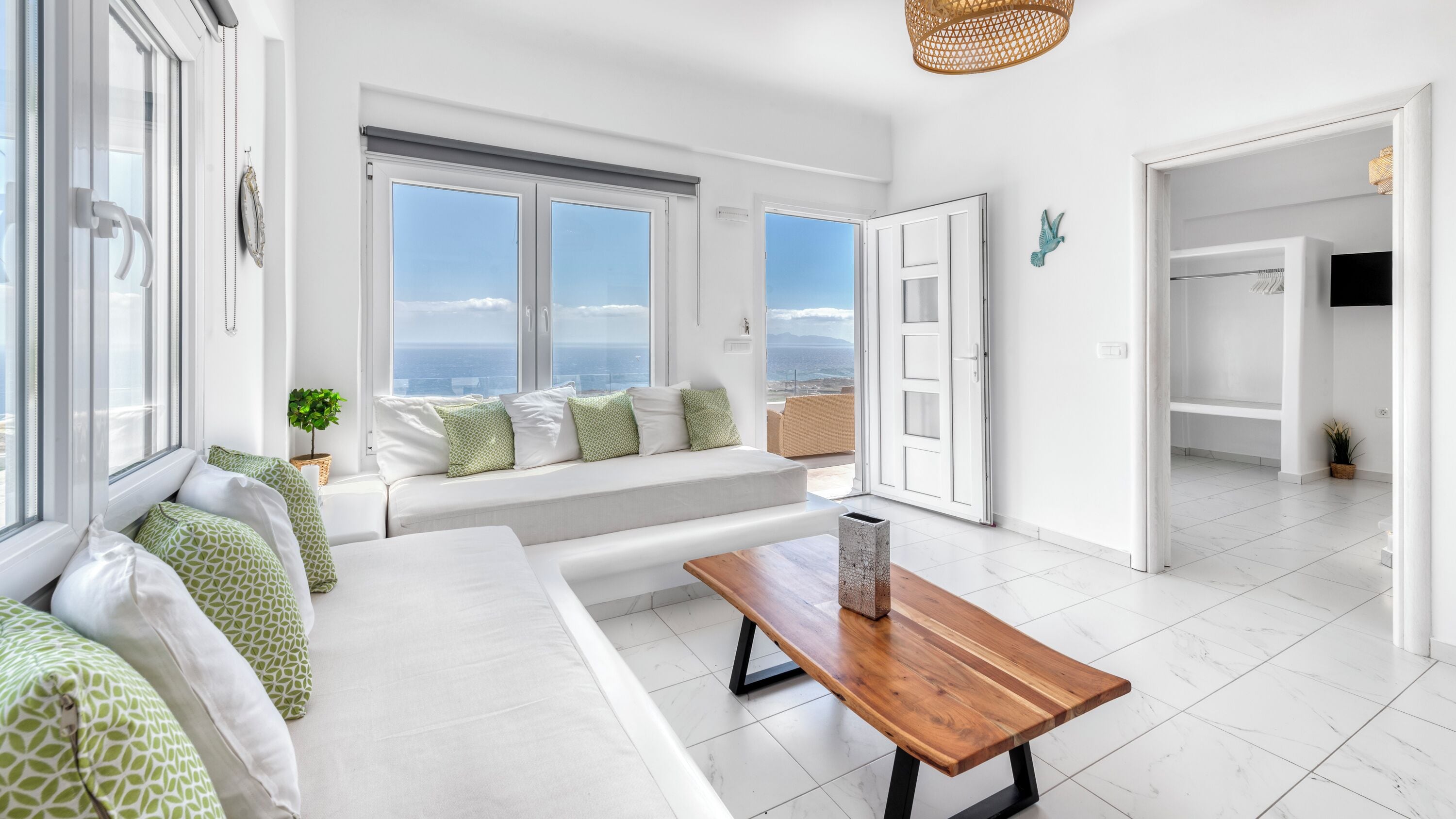 Luxury-Villa, 1 Schlafzimmer, eigener Pool, Meerblick | Wohnbereich | 32-Zoll-Flachbildfernseher mit Satellitenempfang, Fernseher