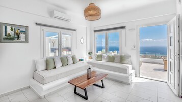 Vila superluxo, 1 quarto, piscina particular, vista para o mar | Área de estar | TV de tela plana 32 polegadas com canais via satélite, TV
