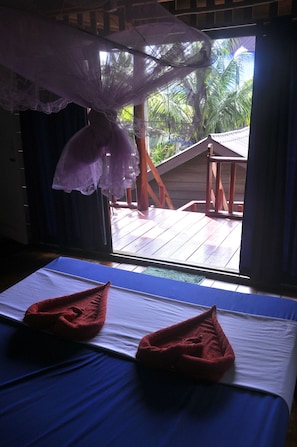 Desk, free WiFi, bed sheets - Happy Elephant Bungalows (Koh Rong)
