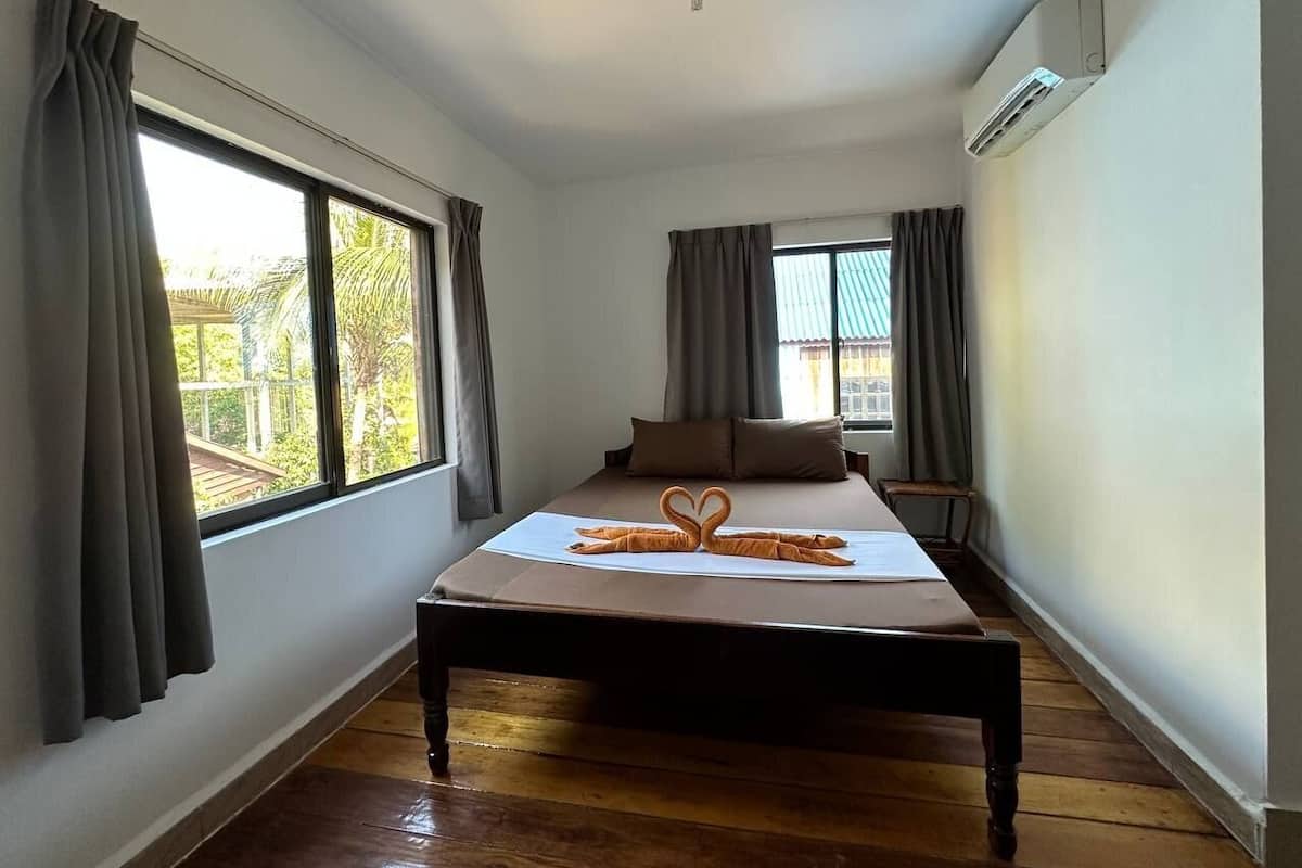 AC Double Room | Meja kerja, Wi-Fi gratis, dan seprai linen