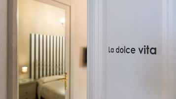 Habitación doble | Escritorio y espacio para trabajar con un portátil
