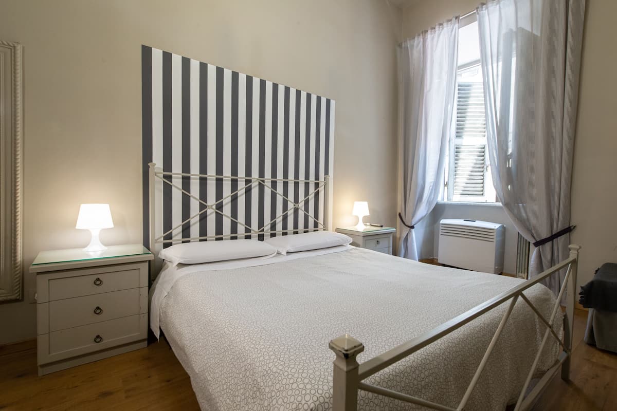 Suite, 1 camera da letto, camere comunicanti | Una scrivania, postazione laptop, ferro/asse da stiro, Wi-Fi gratuito