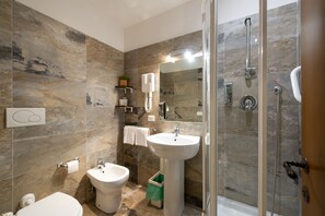 Quarto casal standard | Banheiro | Chuveiro, produtos de toalete grátis, secador de cabelo, bidê