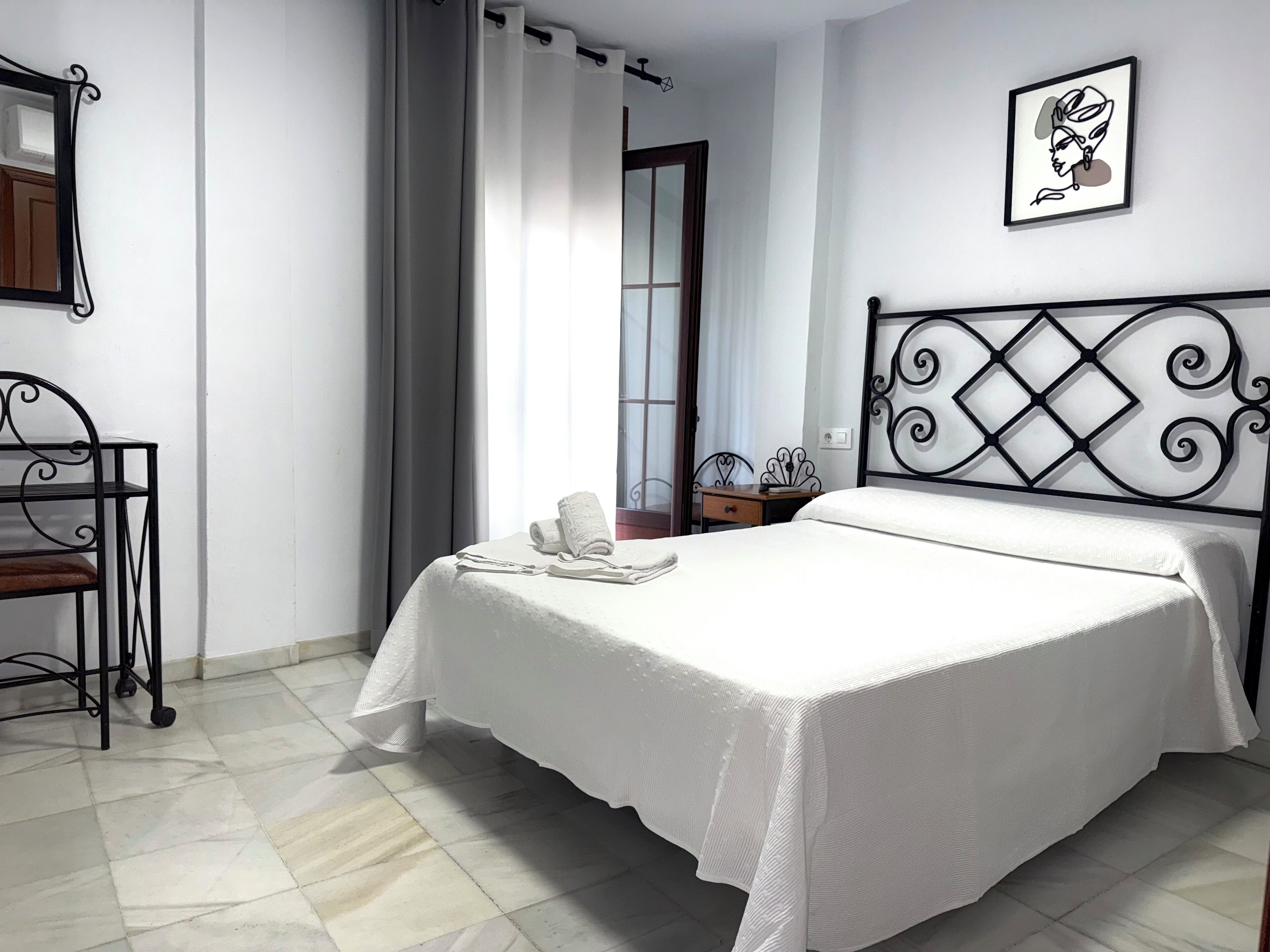 Double Room | Desk, blackout curtains, soundproofing, cots/infant beds