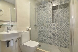 Camera quadrupla | Bagno | Set di cortesia gratuito, asciugacapelli, asciugamani