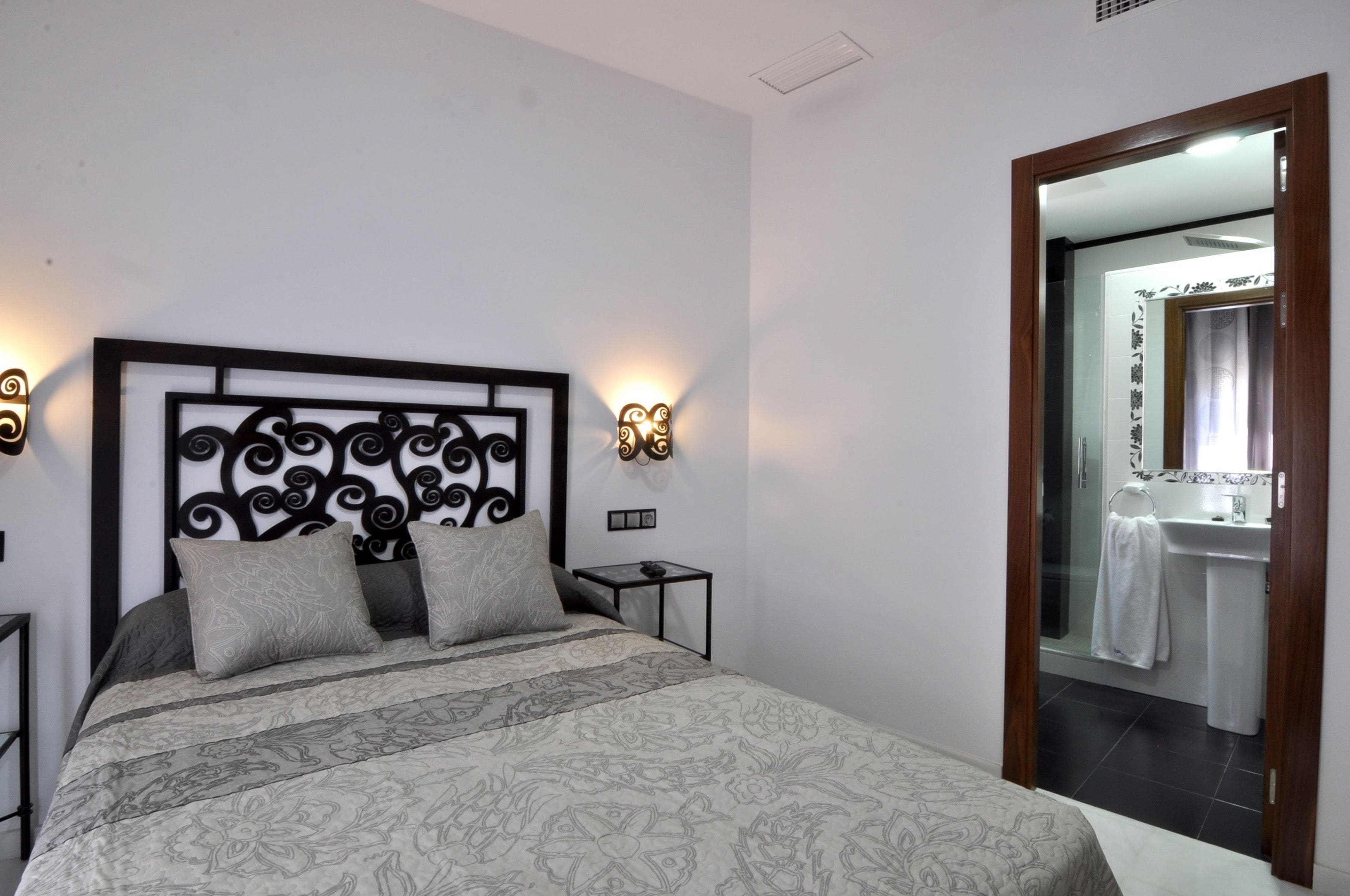 Camera doppia | Una scrivania, tende oscuranti, insonorizzazione