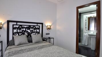 Double Room | Desk, blackout drapes, soundproofing, cribs/infant beds