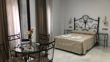 Habitación doble | Escritorio, cortinas opacas, sistema de insonorización y cunas (de pago)