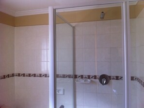 Bathroom shower - Cactus Inn (Gaborone)